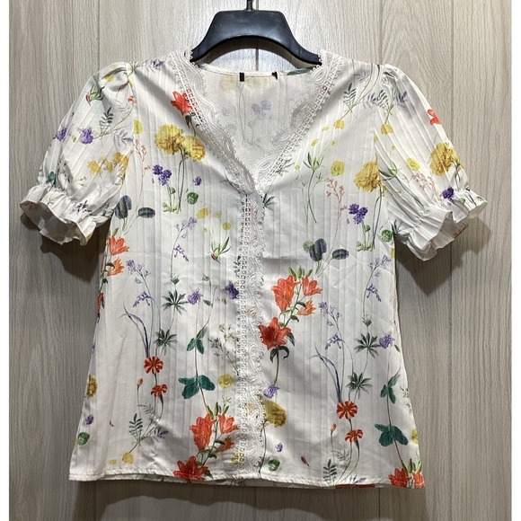 The Unbranded Brand Tops - UNBRANDED‎ Women's (Size 19" x 23") Short Sleeve V-Neck Shirt Ruffle Lace Accent